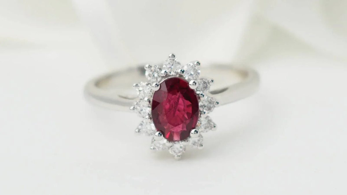 Bague entourage en or blanc, rubis et diamants - Castafiore