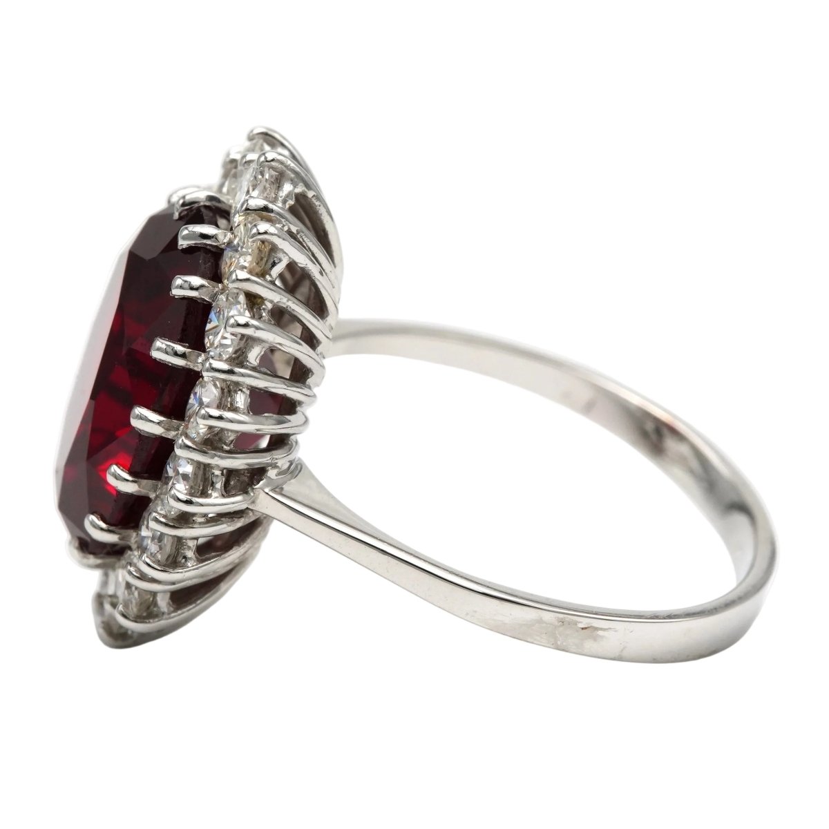 Bague Entourage en or blanc, rubis et diamants - Castafiore