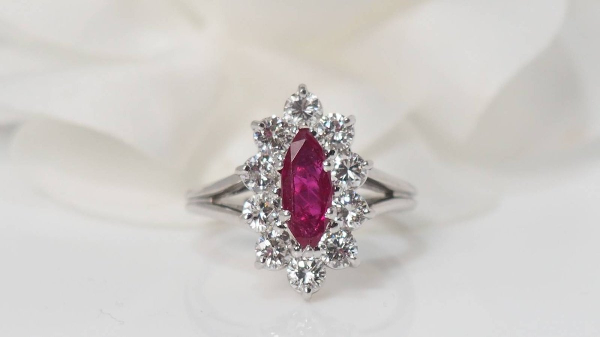 Bague entourage en or blanc, rubis et diamants - Castafiore