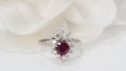 Bague entourage en or blanc, rubis et diamants - Castafiore