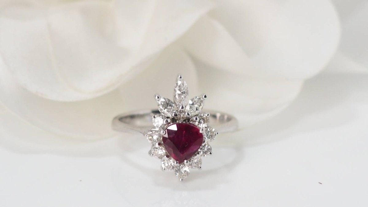 Bague entourage en or blanc, rubis et diamants - Castafiore