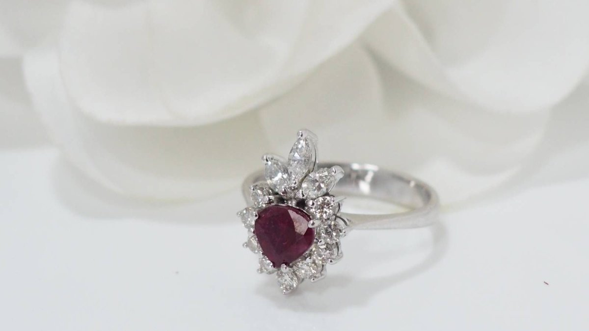 Bague entourage en or blanc, rubis et diamants - Castafiore