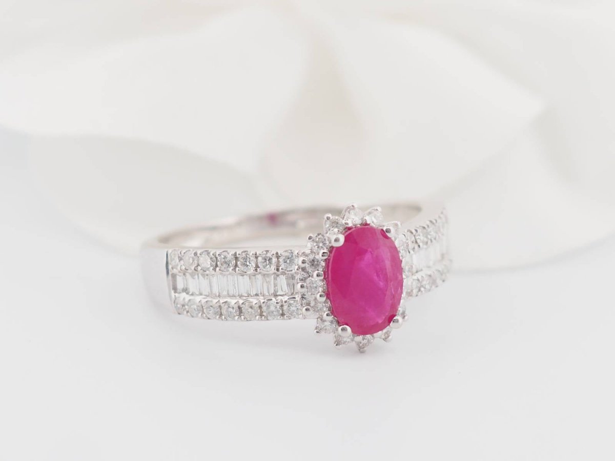 Bague entourage en or blanc, rubis et diamants - Castafiore