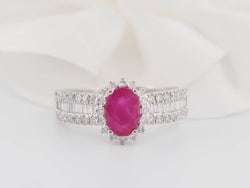 Bague entourage en or blanc, rubis et diamants - Castafiore