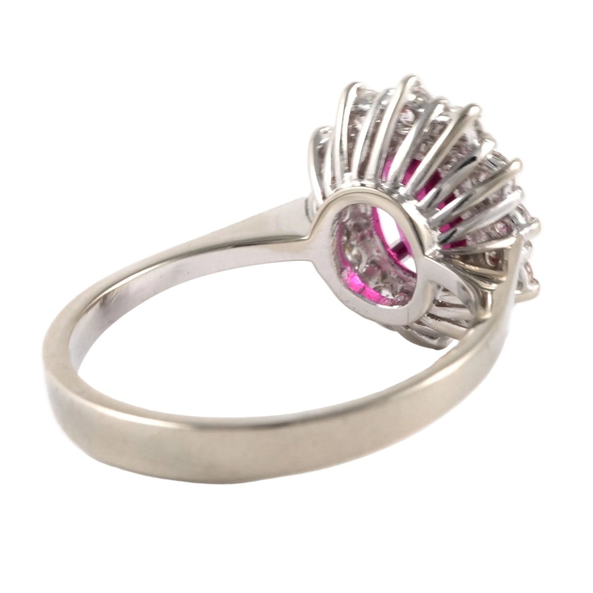 Bague Entourage en or blanc, rubis et diamants - Castafiore