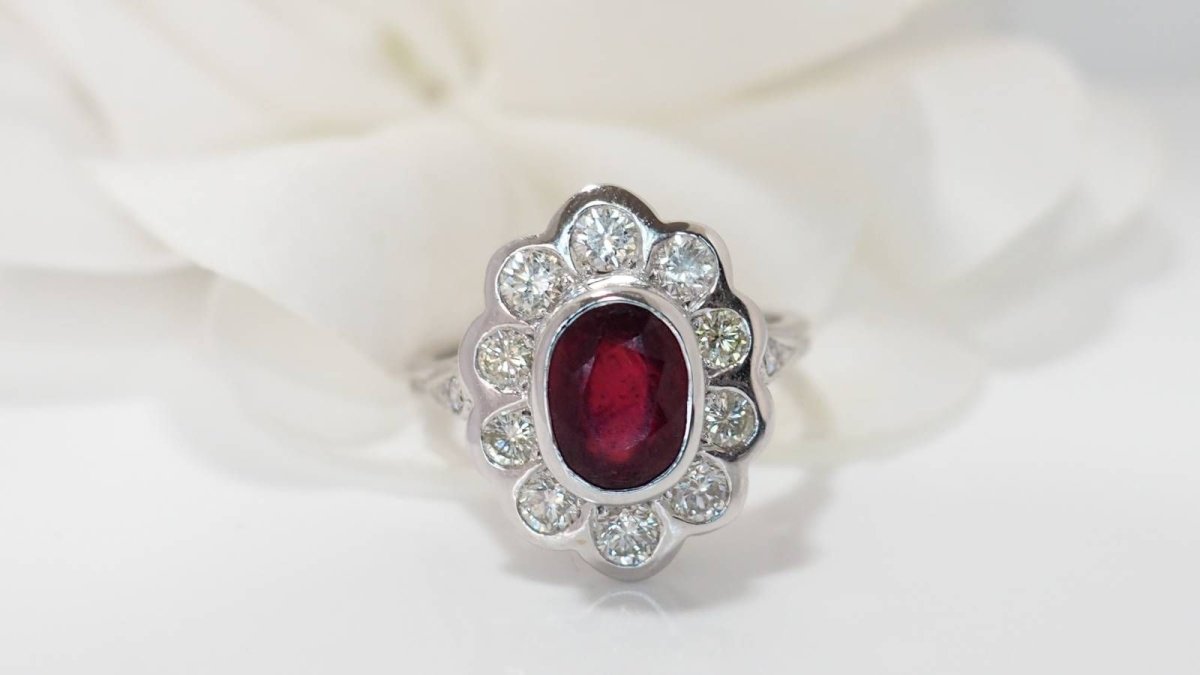 Bague entourage en or blanc, rubis et diamants - Castafiore