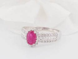 Bague entourage en or blanc, rubis et diamants - Castafiore