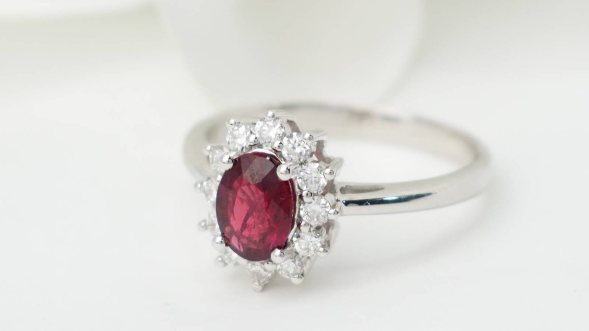 Bague entourage en or blanc, rubis et diamants - Castafiore