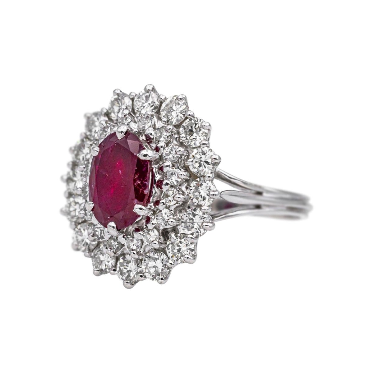 Bague Entourage en or blanc, rubis et diamants - Castafiore