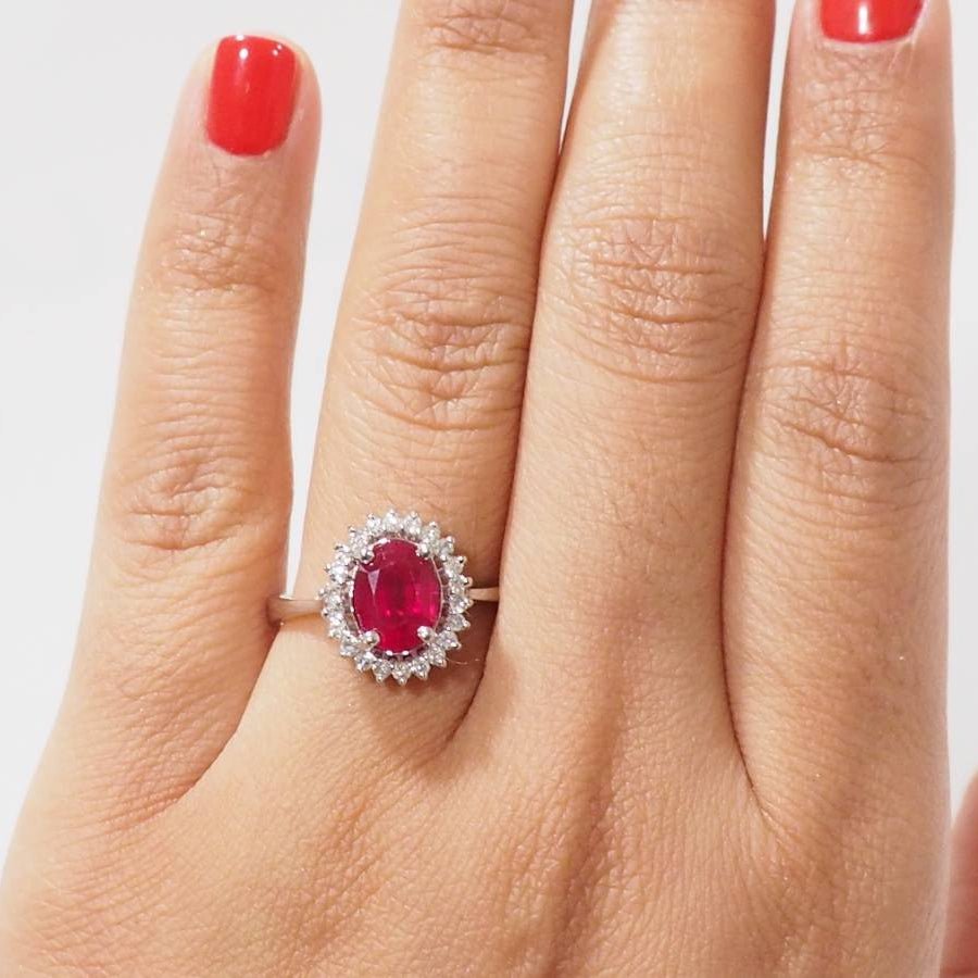 Bague Entourage en or blanc, rubis et diamants - Castafiore