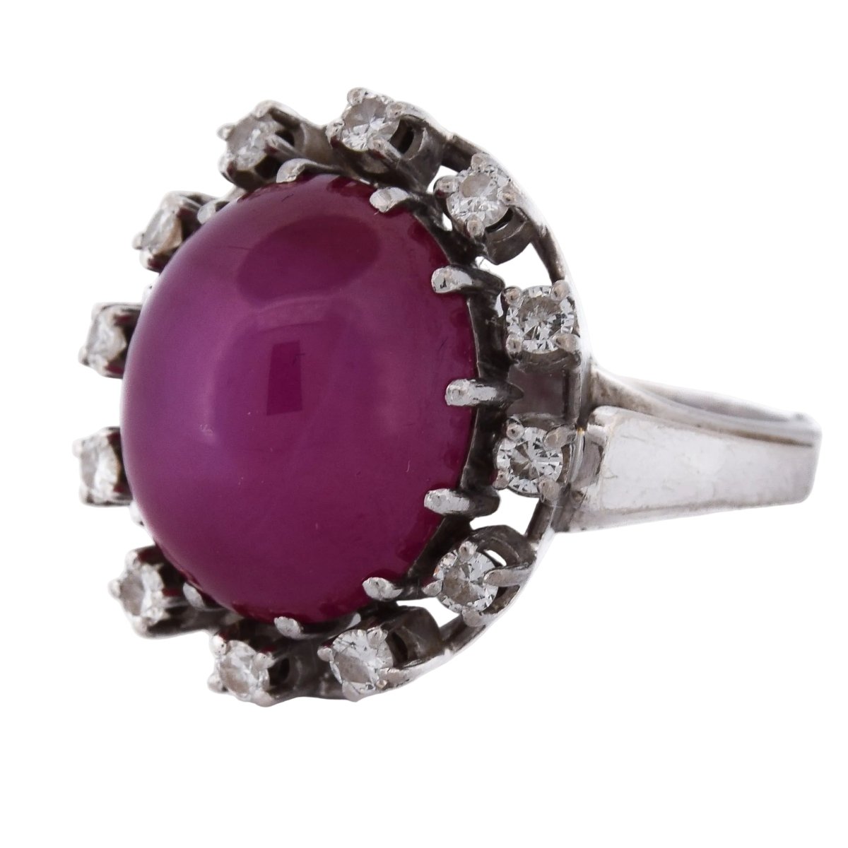 Bague Entourage en or blanc, rubis et diamants - Castafiore