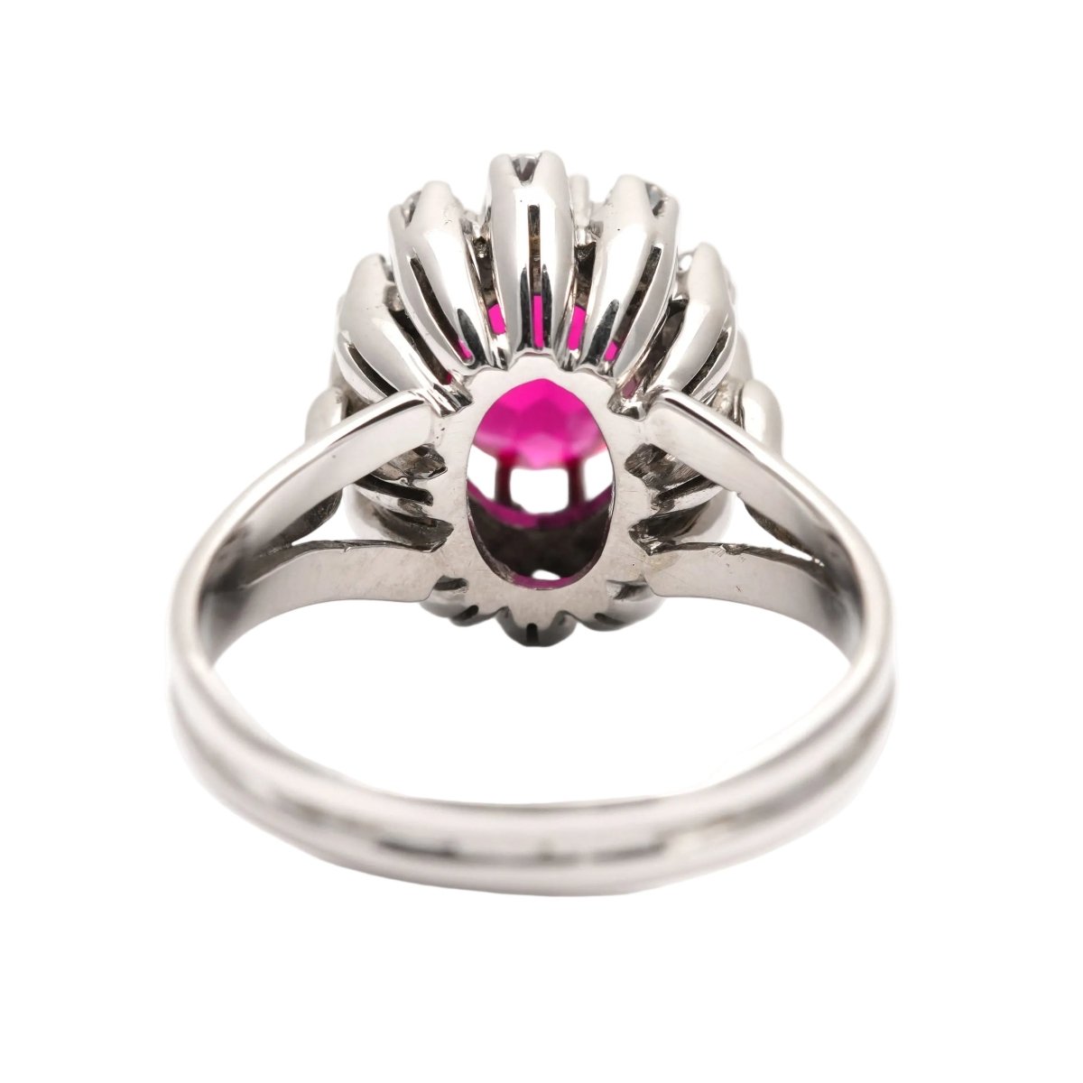 Bague Entourage en or blanc, rubis et diamants - Castafiore