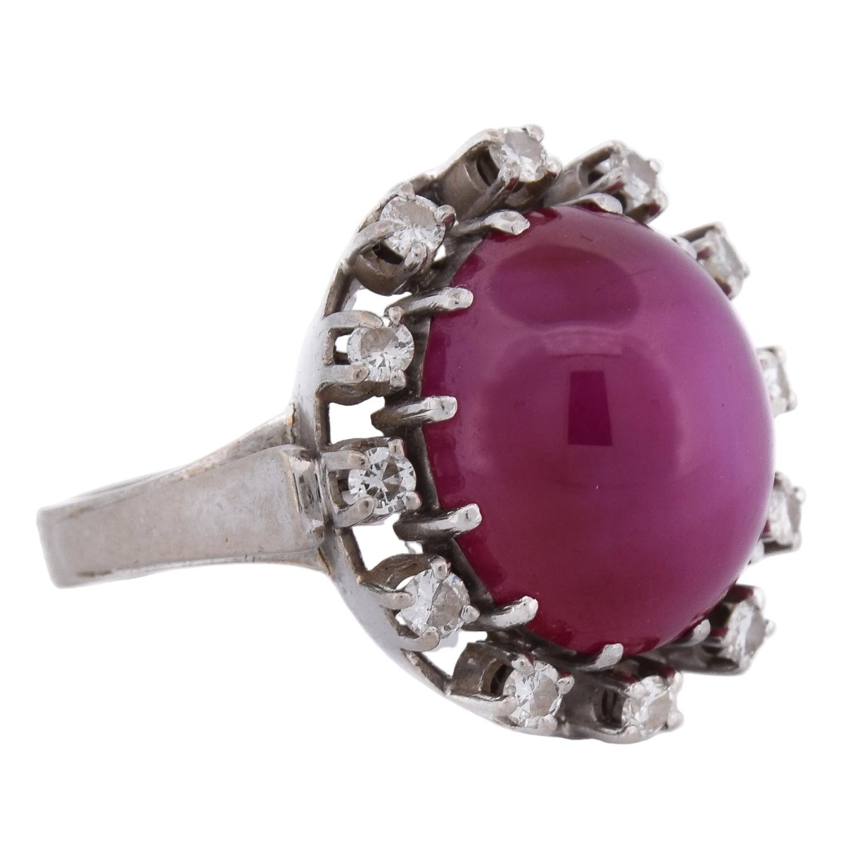 Bague Entourage en or blanc, rubis et diamants - Castafiore
