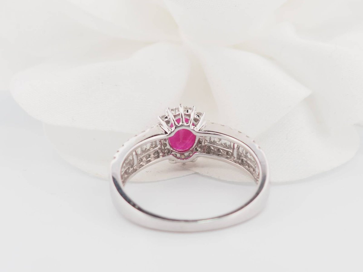 Bague entourage en or blanc, rubis et diamants - Castafiore