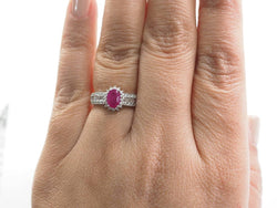 Bague entourage en or blanc, rubis et diamants - Castafiore