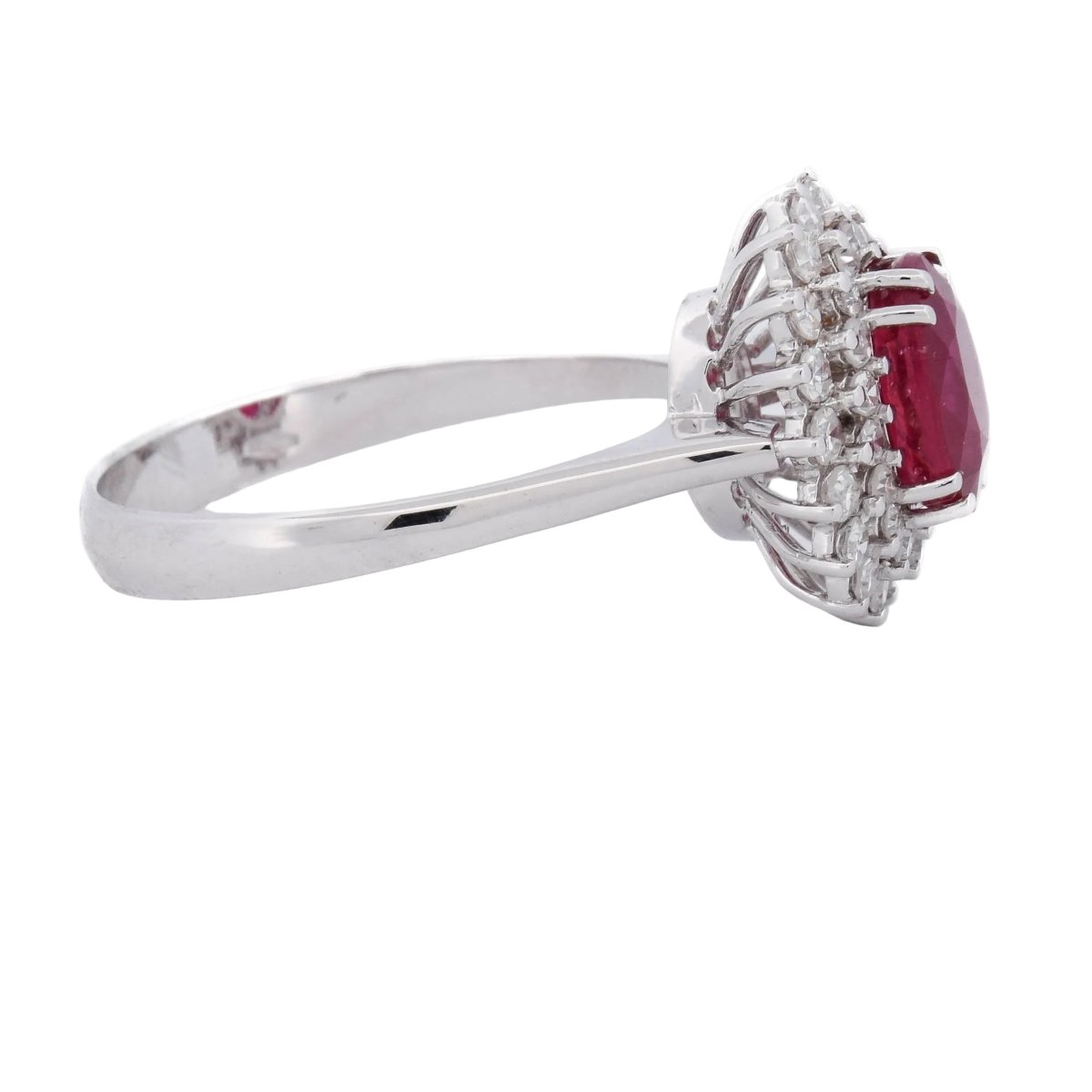 Bague Entourage en or blanc, rubis et diamants - Castafiore