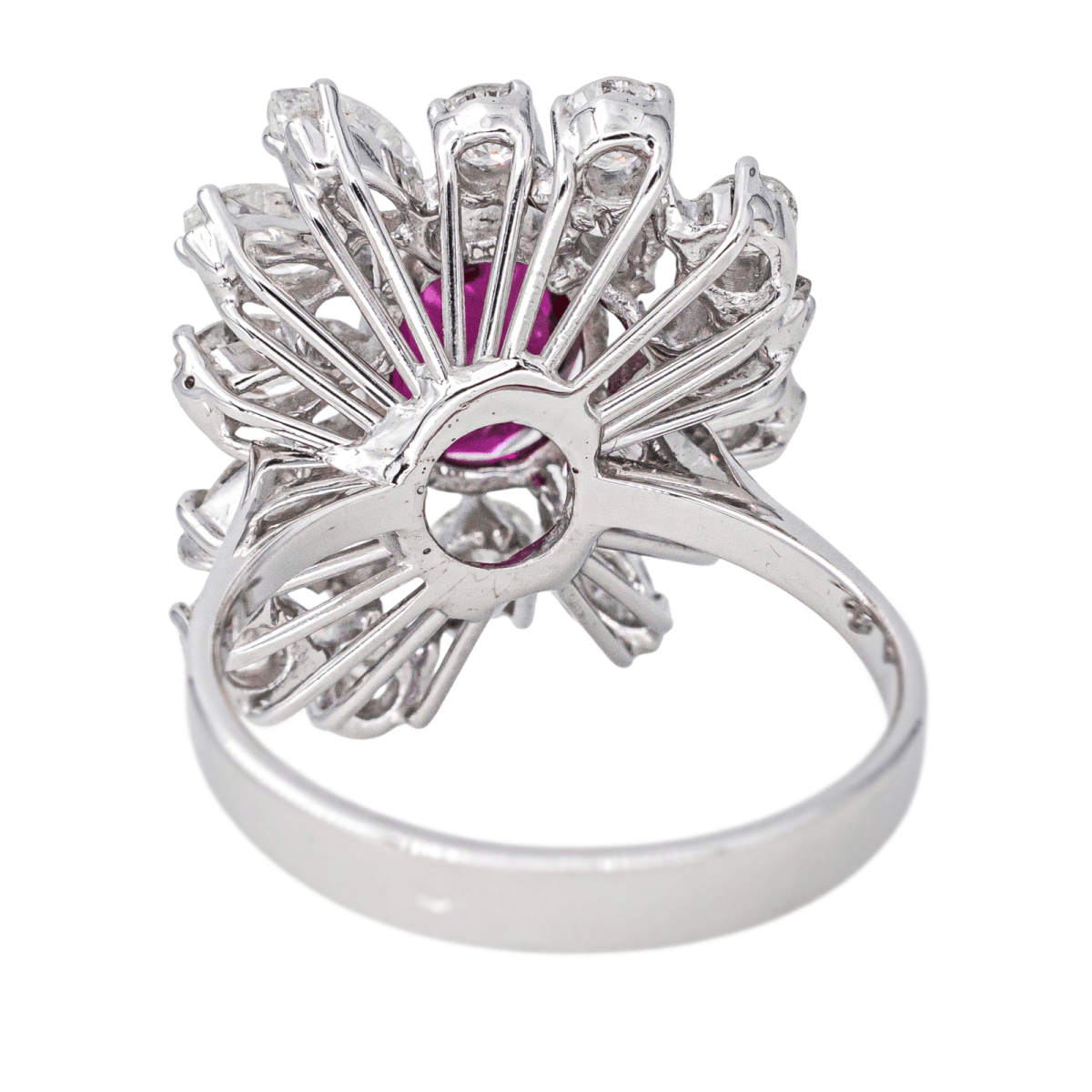 Bague Entourage en or blanc, rubis et diamants - Castafiore