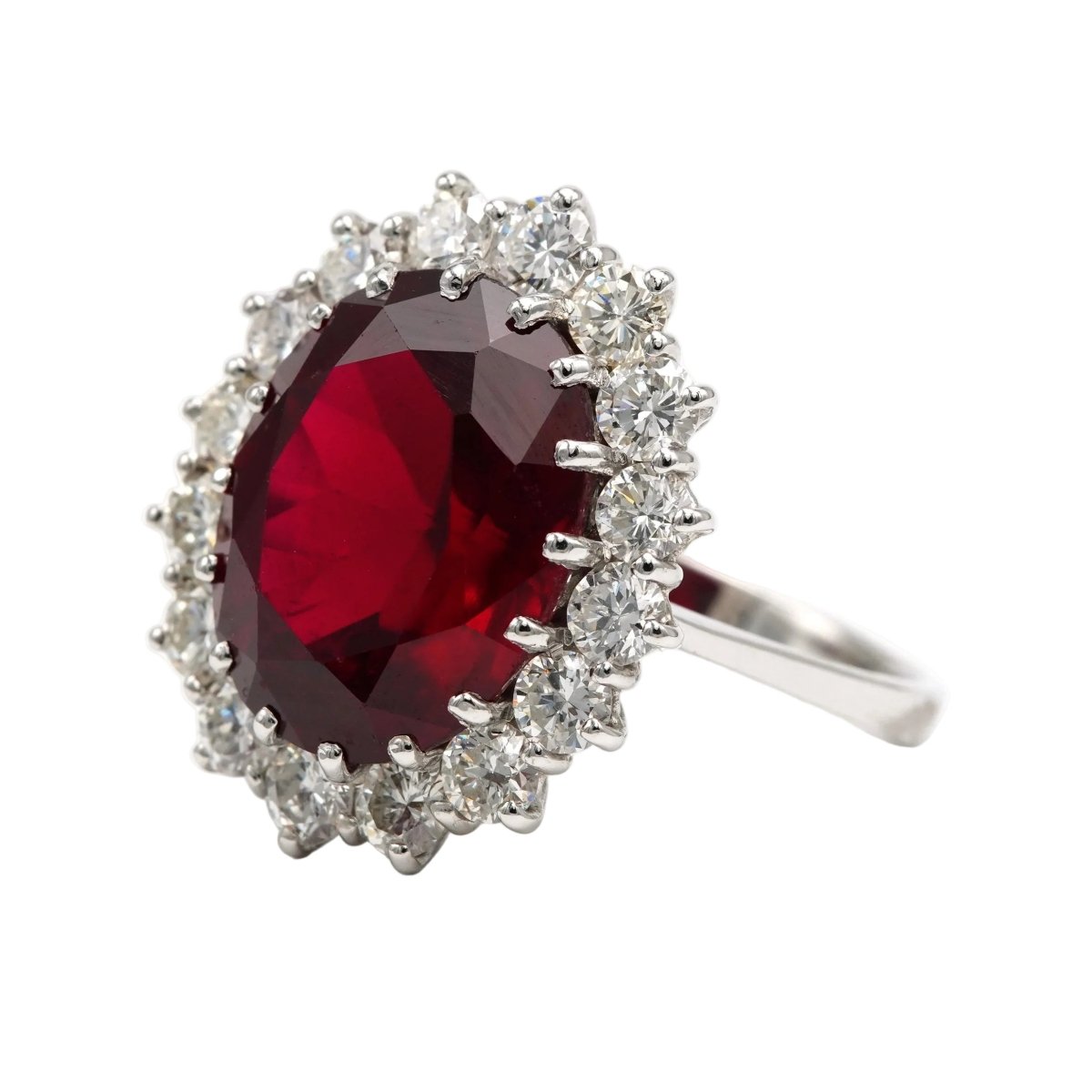 Bague Entourage en or blanc, rubis et diamants - Castafiore
