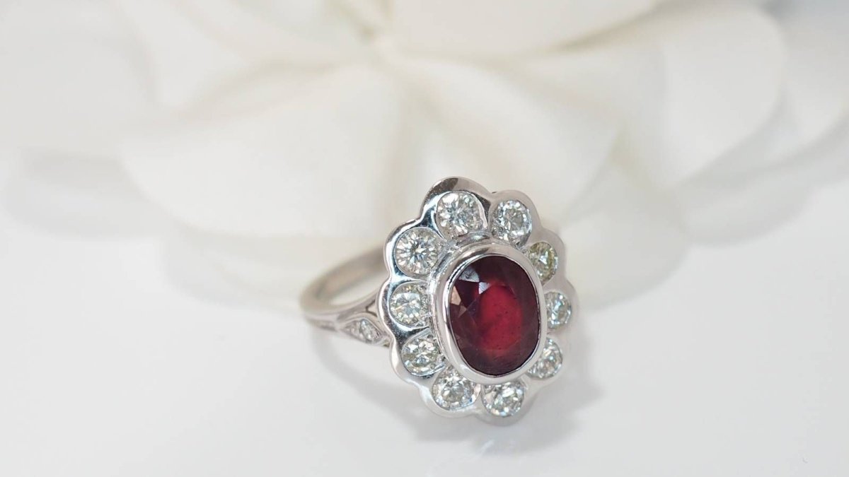 Bague entourage en or blanc, rubis et diamants - Castafiore