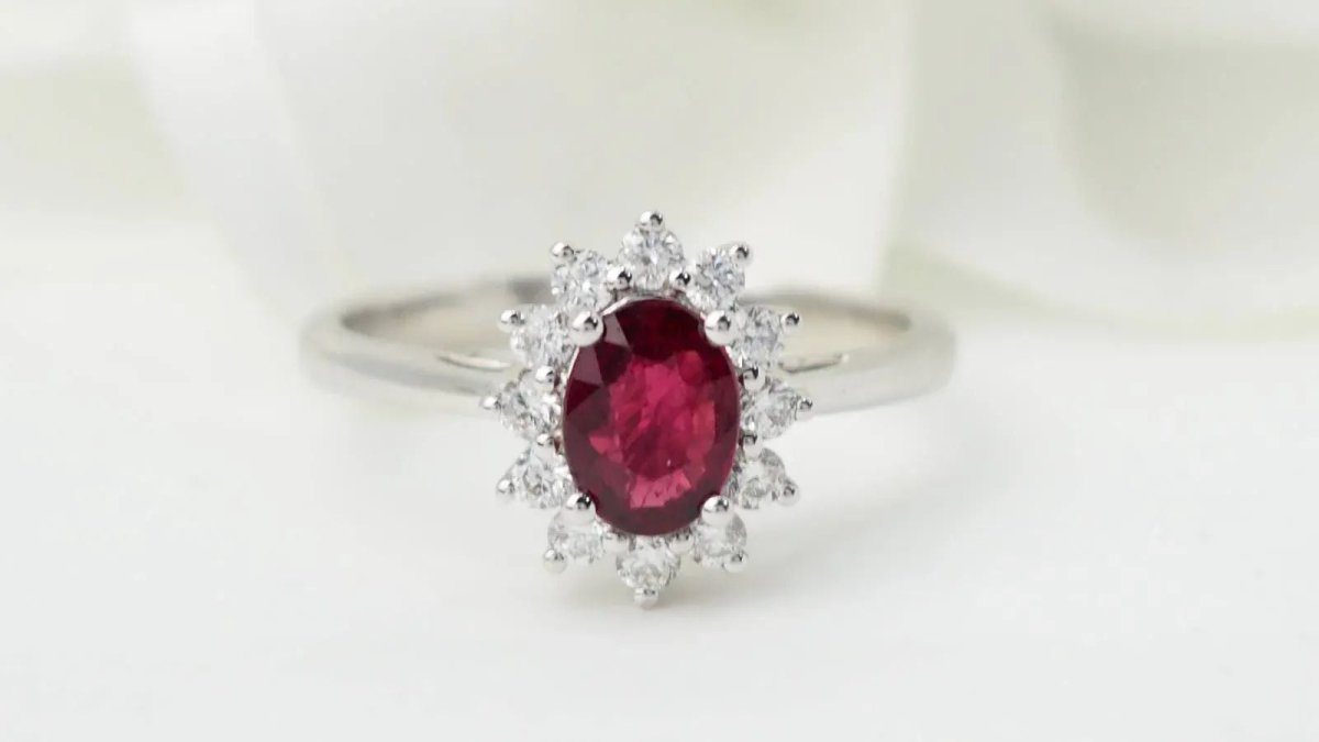 Bague entourage en or blanc, rubis et diamants - Castafiore