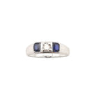 Bague entourage en or blanc, saphir et diamant - Castafiore