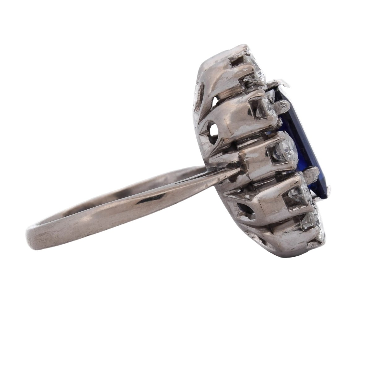 Bague Entourage en or blanc, saphir et diamants - Castafiore