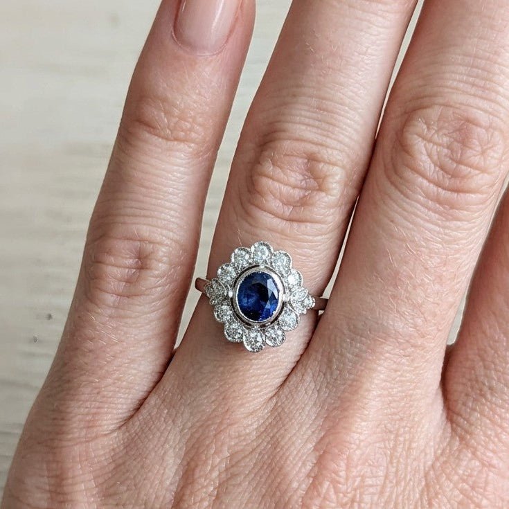 Bague Entourage en or blanc, saphir et diamants - Castafiore