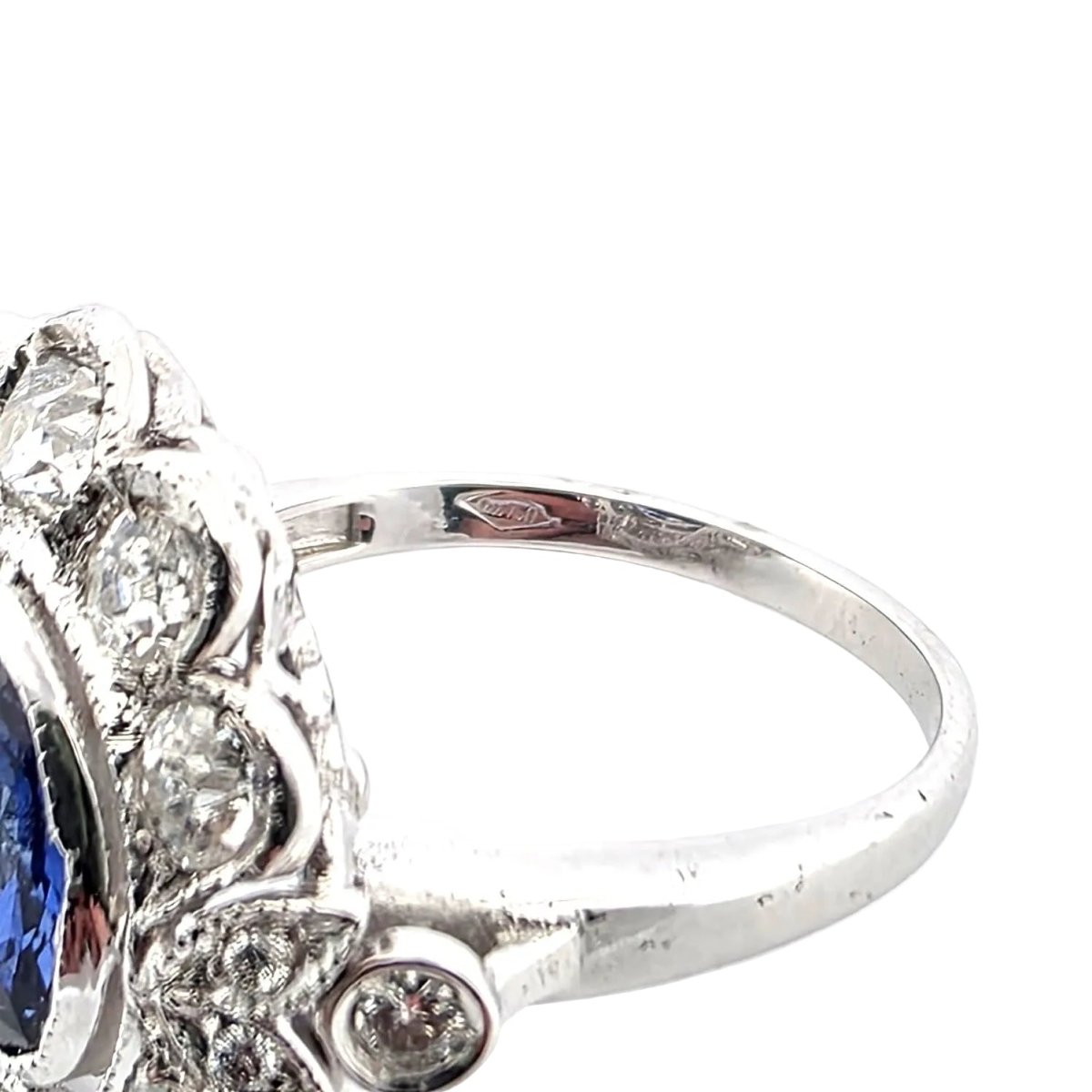 Bague Entourage en or blanc, saphir et diamants - Castafiore