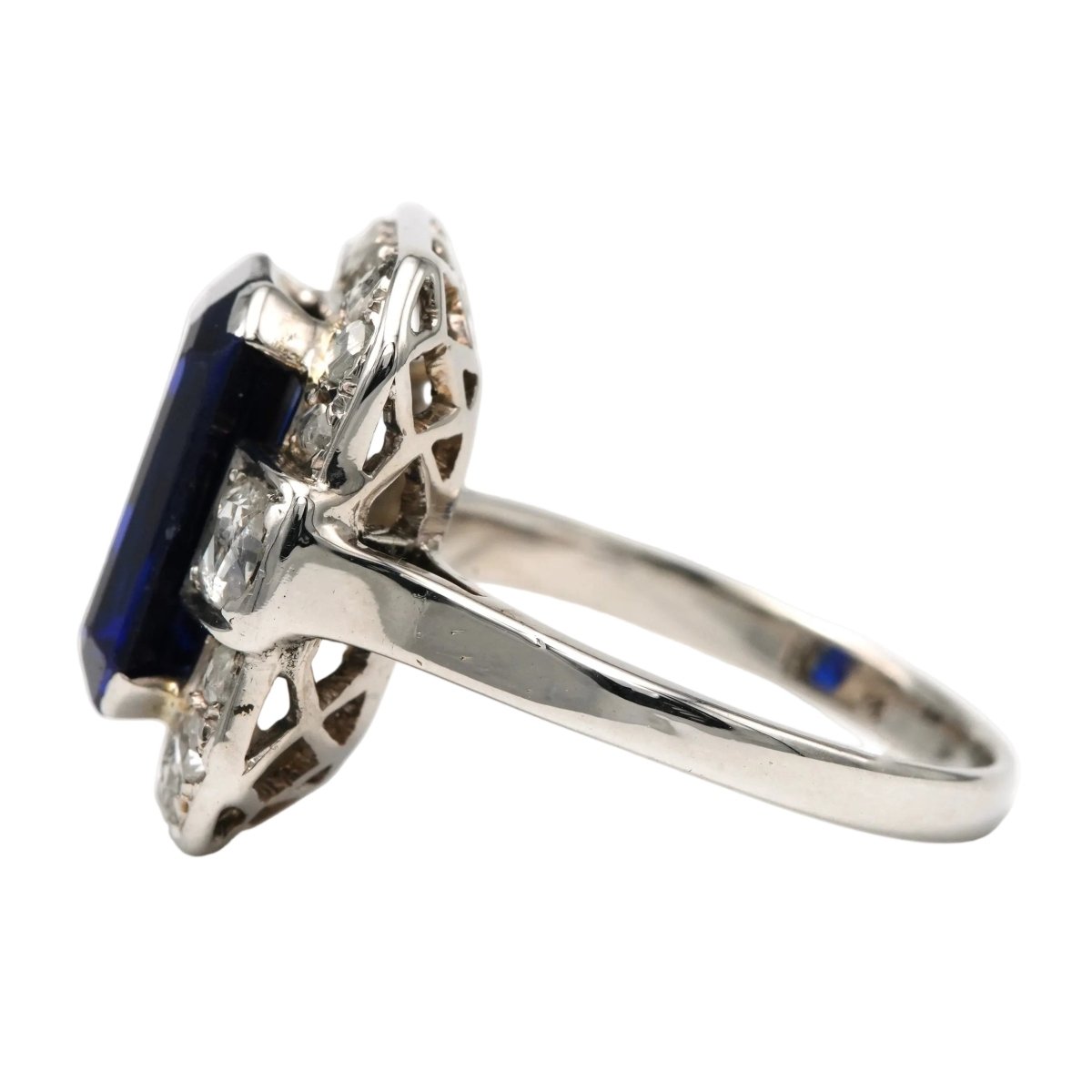 Bague Entourage en or blanc, saphir et diamants - Castafiore