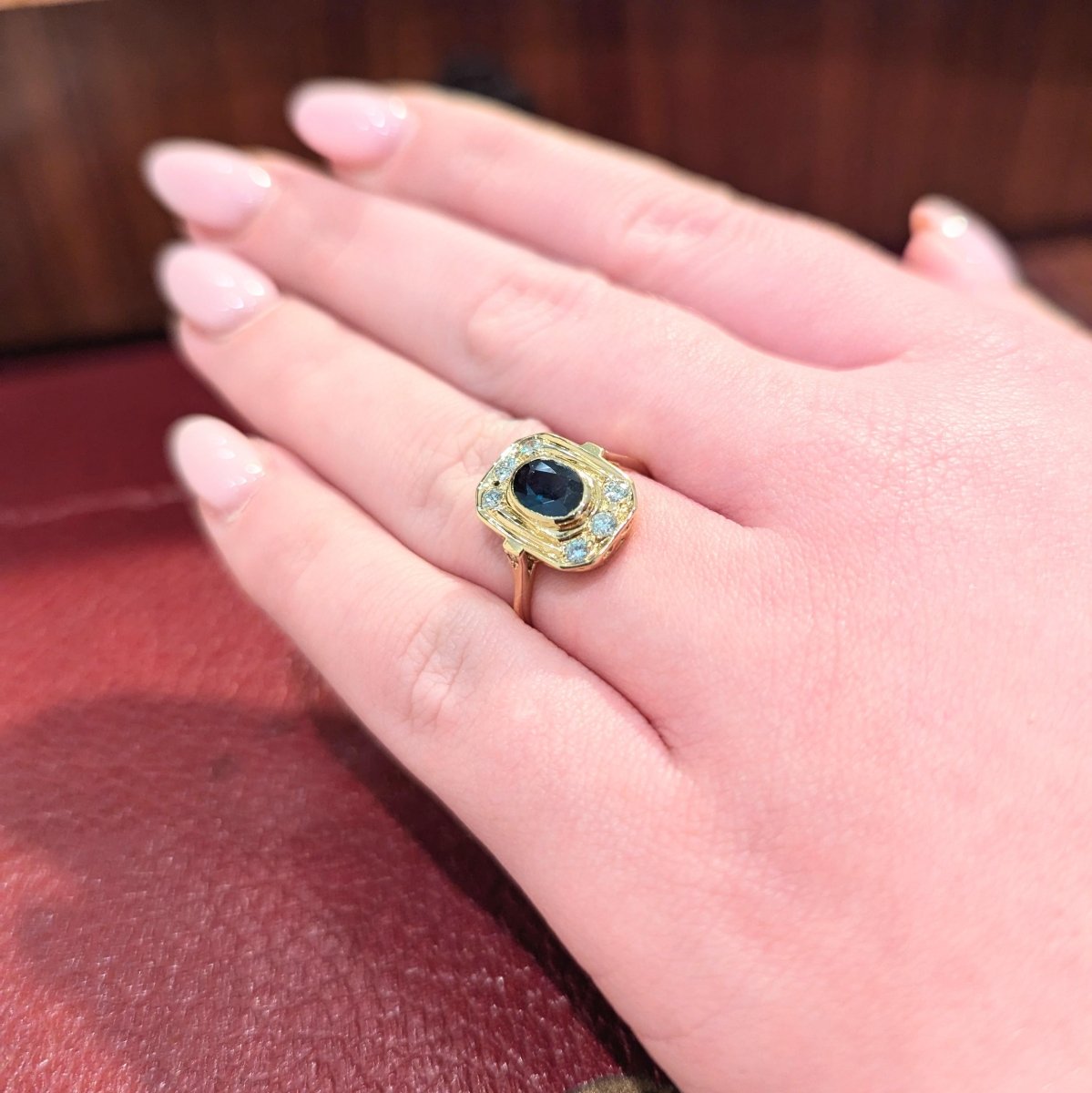 Bague Entourage en or blanc, saphir et diamants - Castafiore