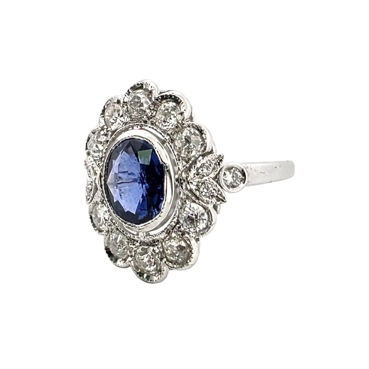 Bague Entourage en or blanc, saphir et diamants - Castafiore