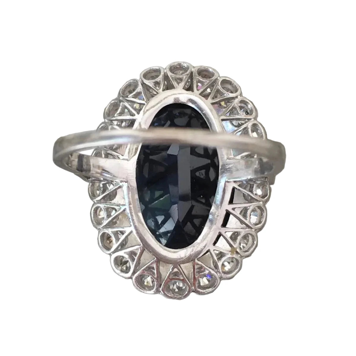 Bague Entourage en or blanc, saphir et diamants - Castafiore