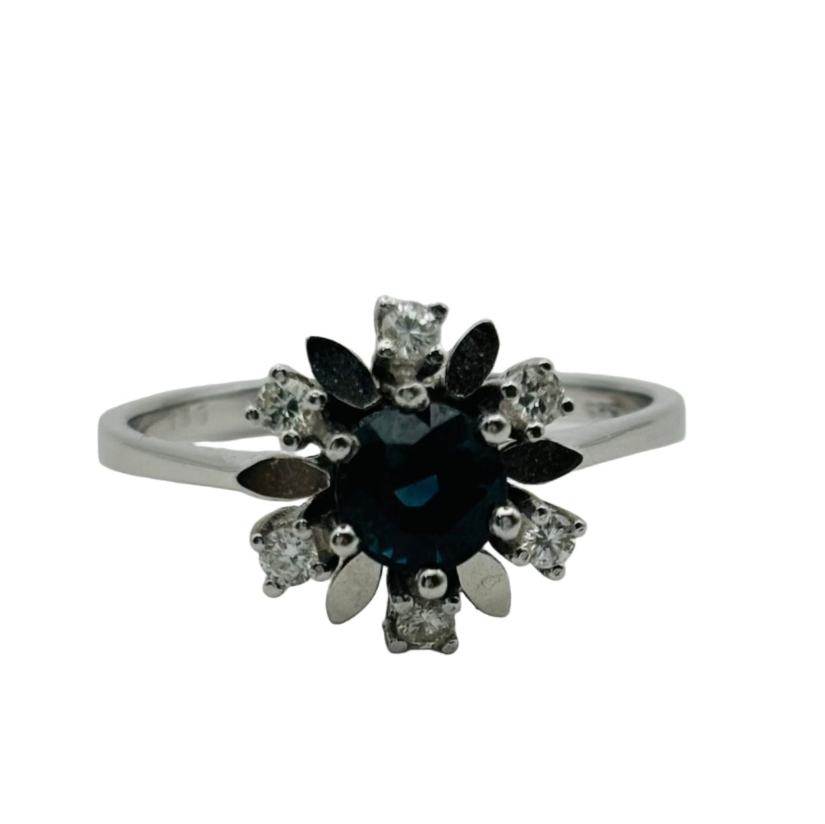 Bague Entourage en or blanc, saphir et diamants - Castafiore