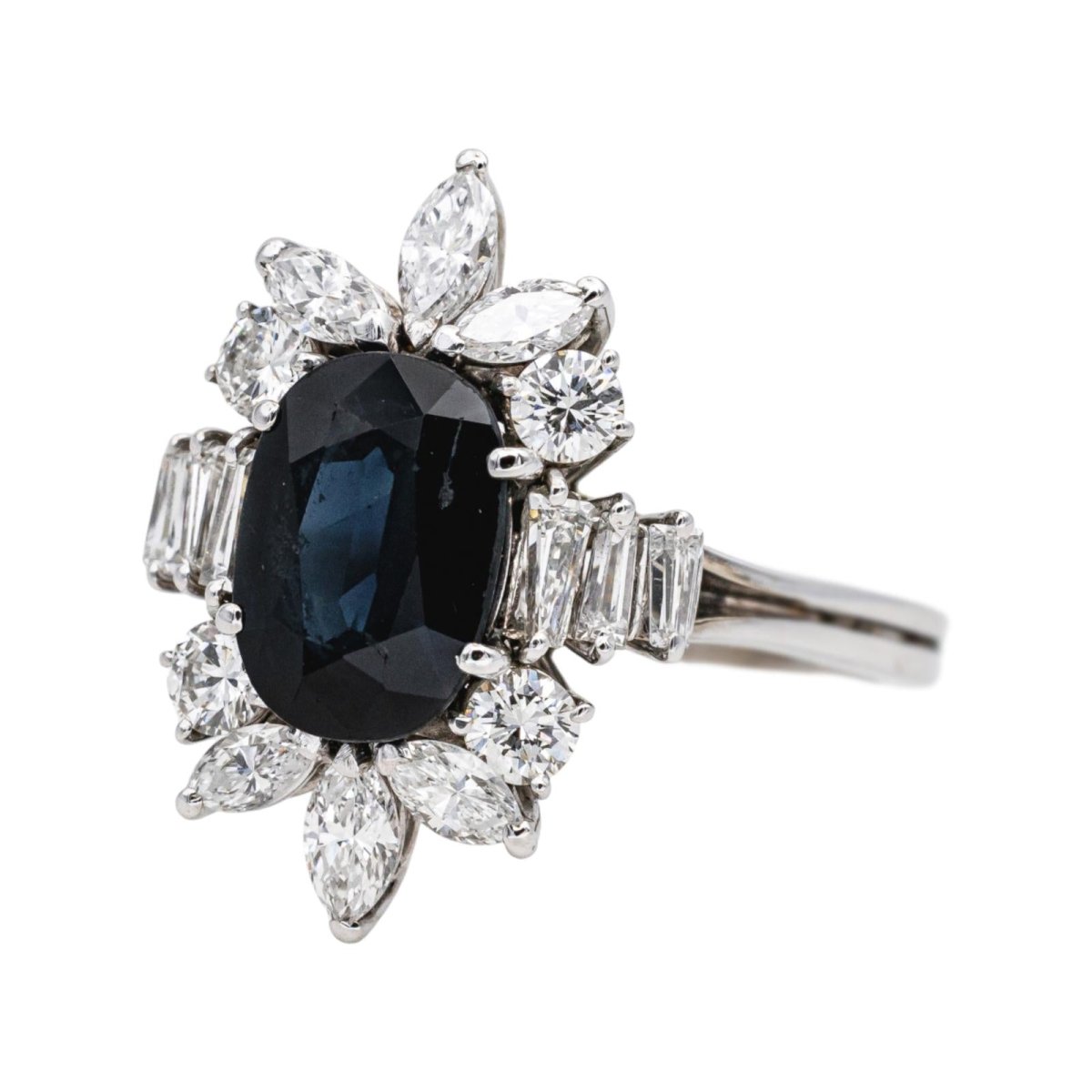 Ring Sapphire white gold surround