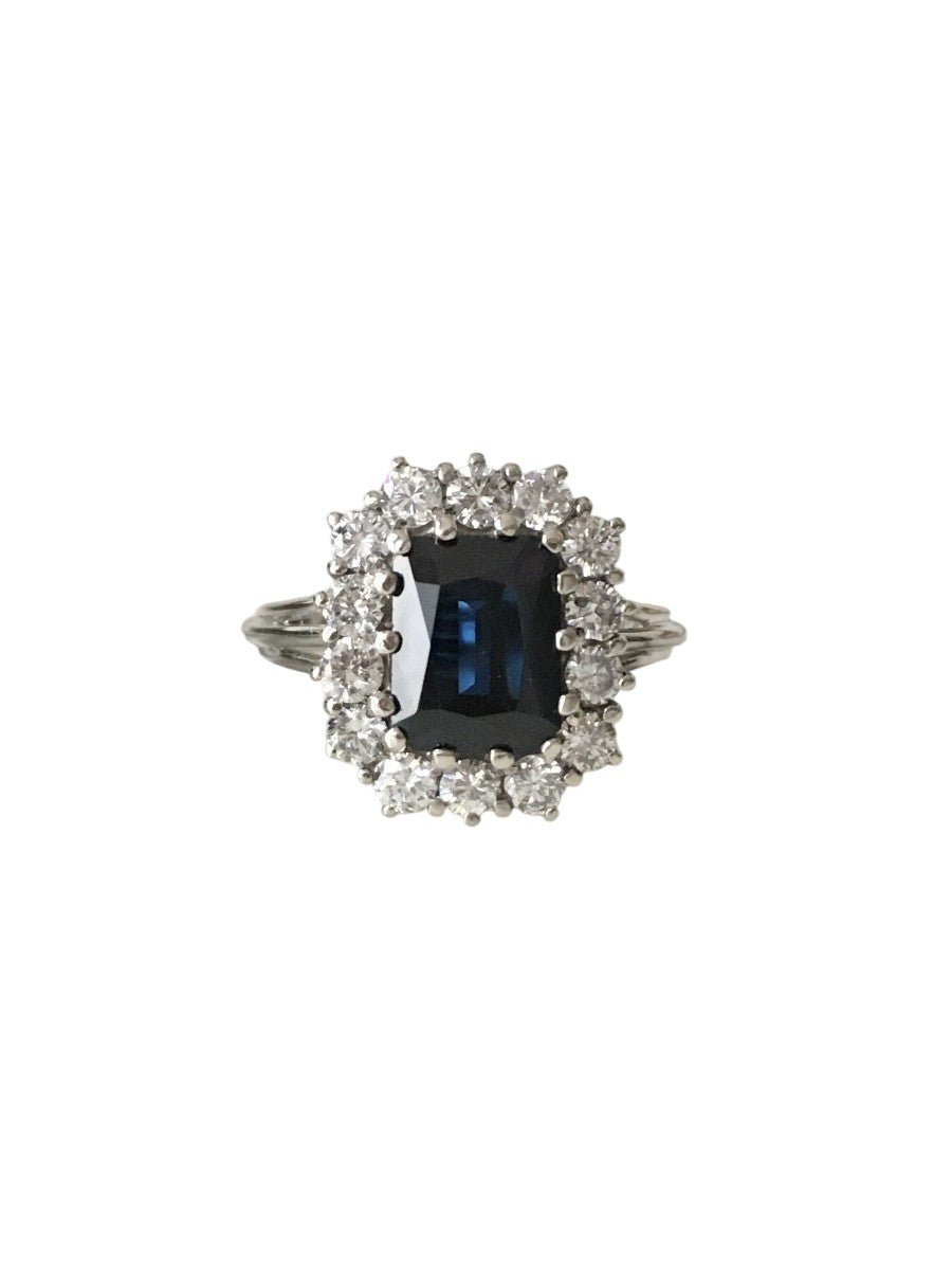 Bague Entourage en or blanc, saphir, et diamants - Castafiore