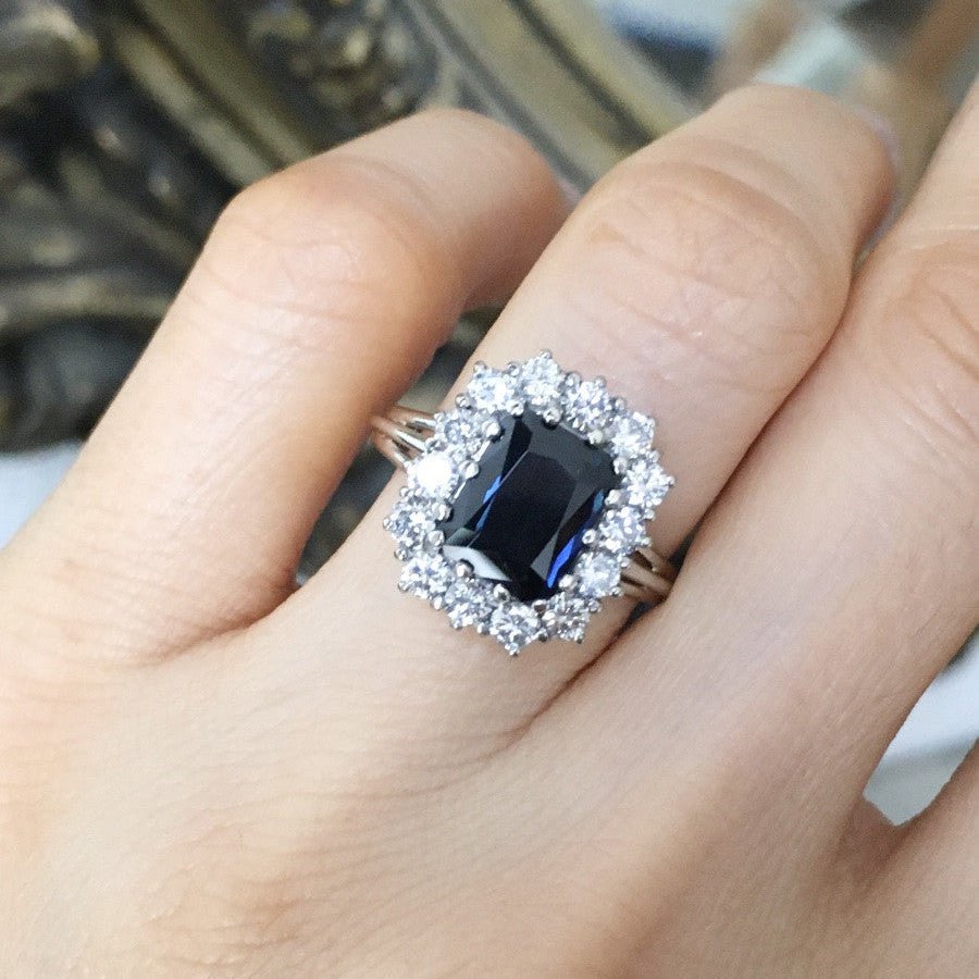 Bague Entourage en or blanc, saphir, et diamants - Castafiore