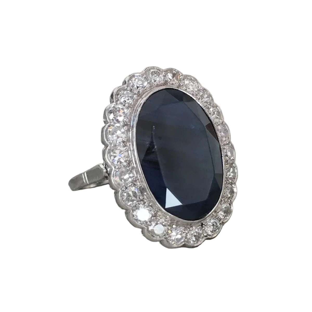 Bague Entourage en or blanc, saphir et diamants - Castafiore