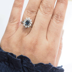 Bague entourage en or blanc, saphir et diamants - Castafiore