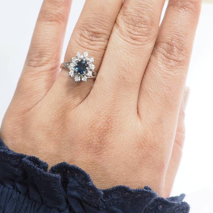 Bague entourage en or blanc, saphir et diamants - Castafiore