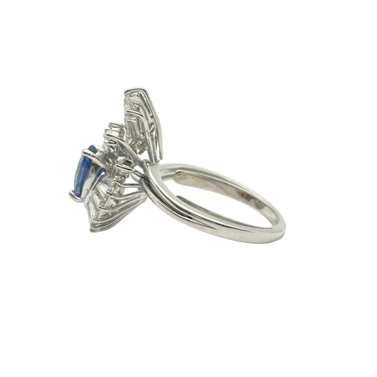 Bague Entourage en or blanc, saphir et diamants - Castafiore