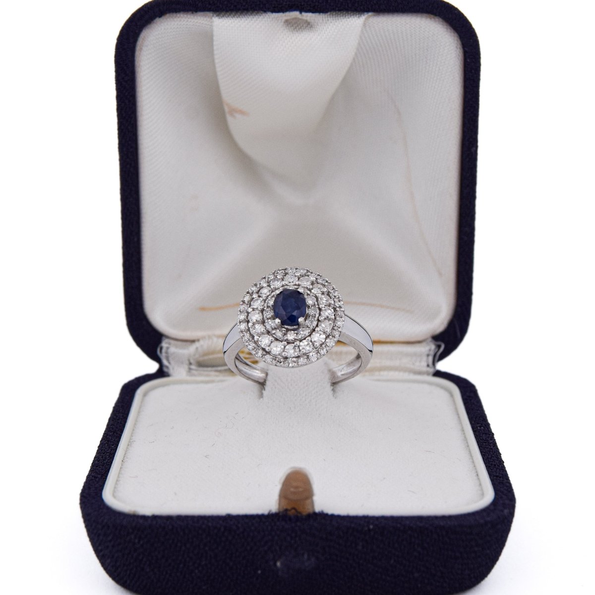 Bague Entourage en or blanc, saphir et diamants - Castafiore