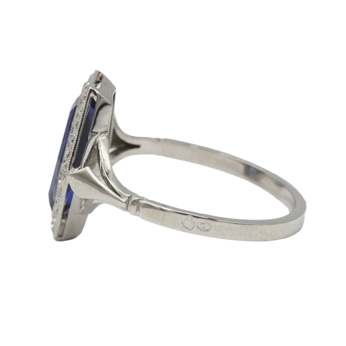 Bague Entourage en or blanc, saphir et diamants - Castafiore