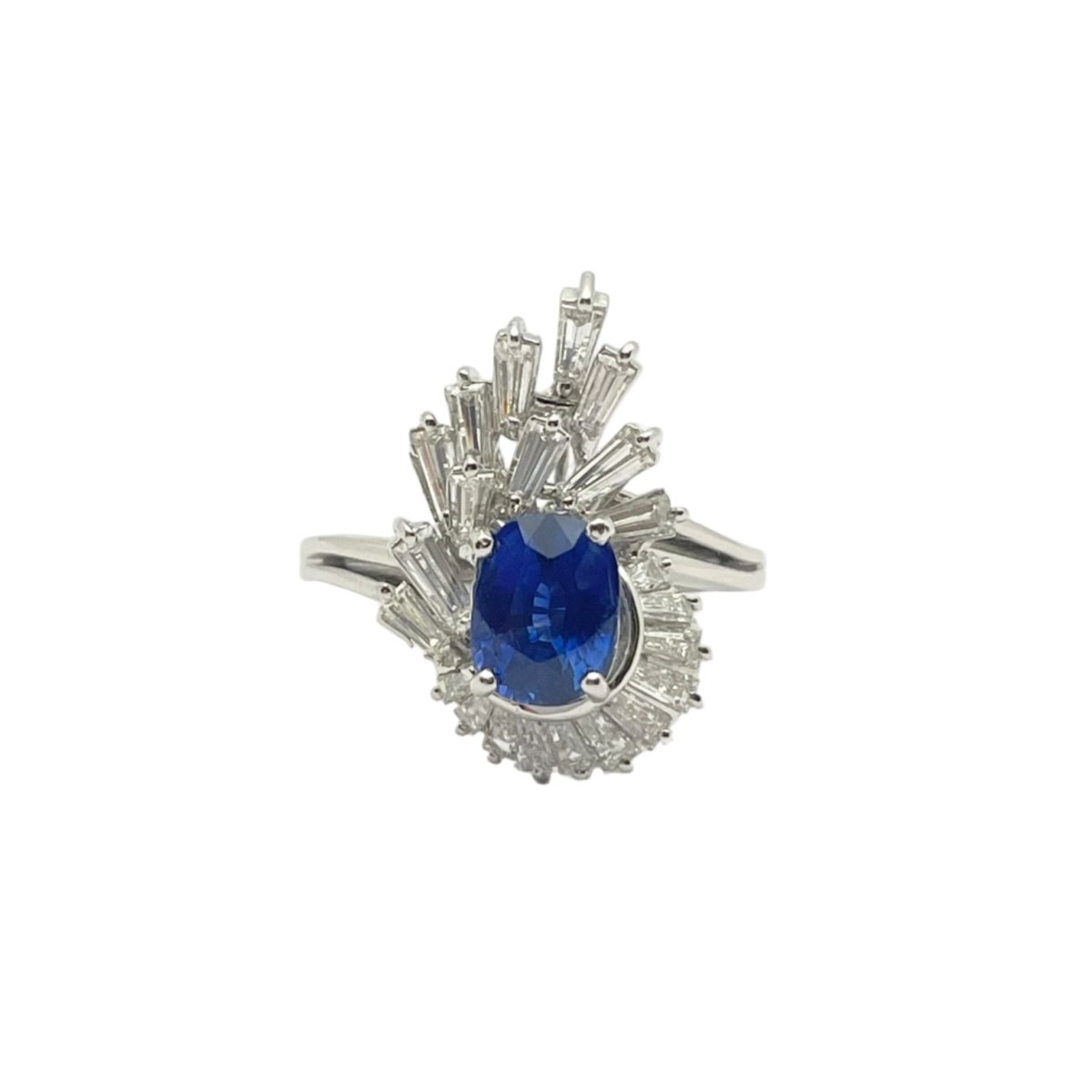 Bague Entourage en or blanc, saphir et diamants - Castafiore