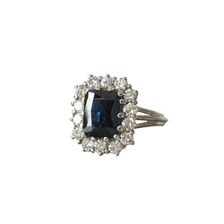 Bague Entourage en or blanc, saphir, et diamants - Castafiore