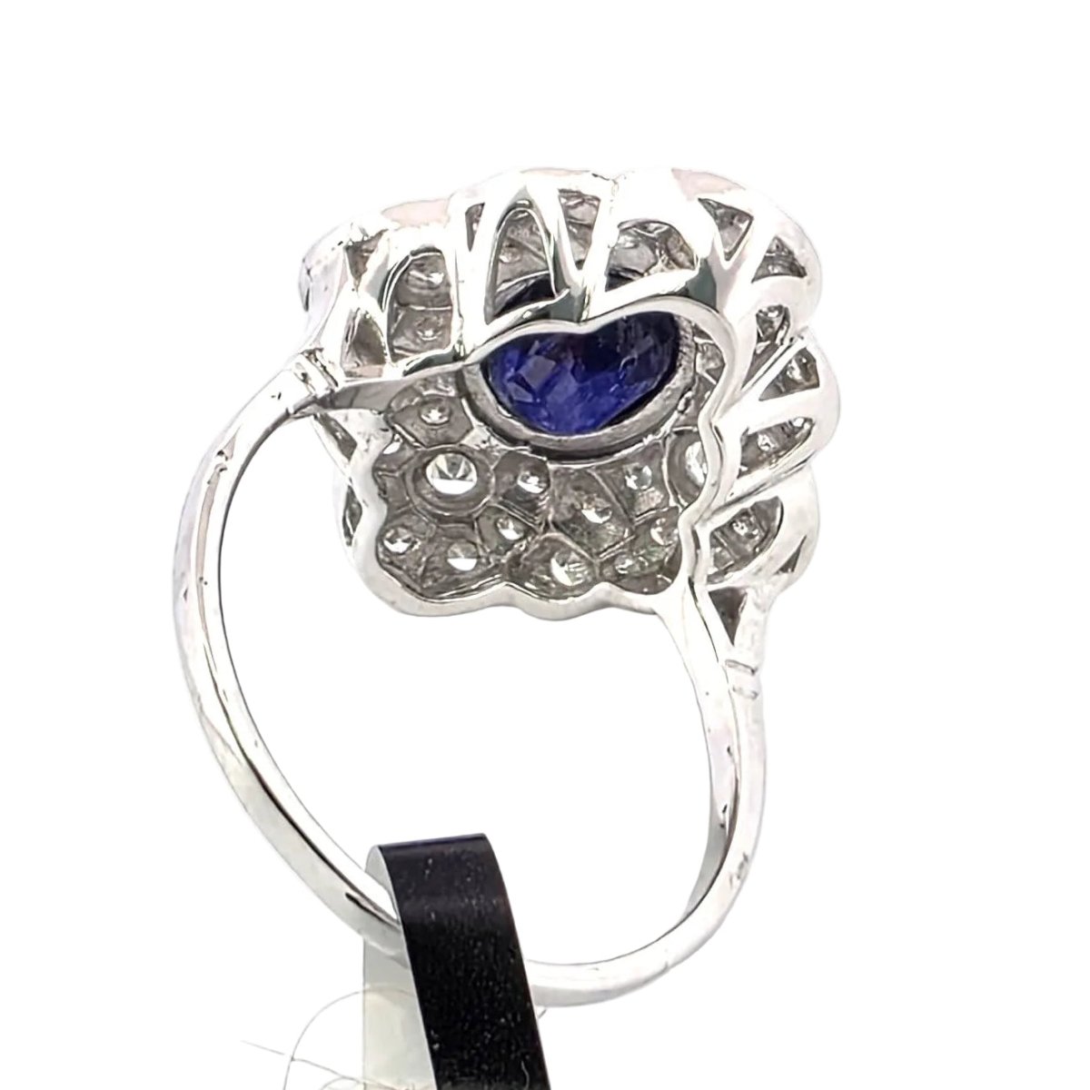 Bague Entourage en or blanc, saphir et diamants - Castafiore