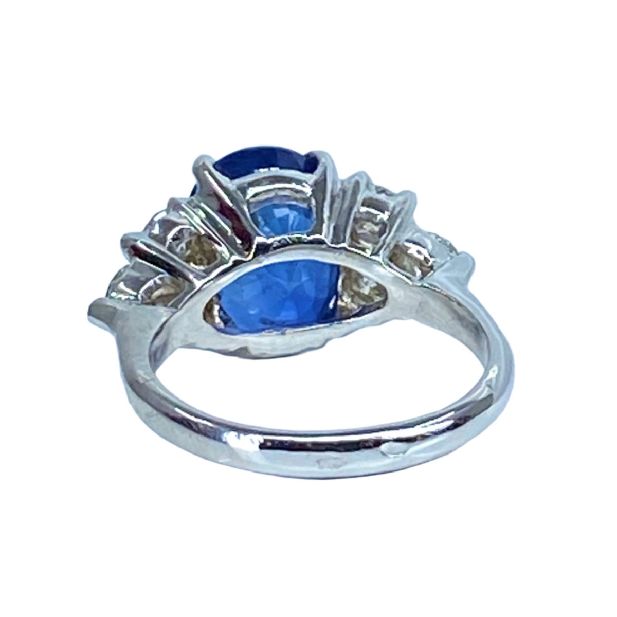 Bague Entourage en or blanc, saphir et diamants - Castafiore