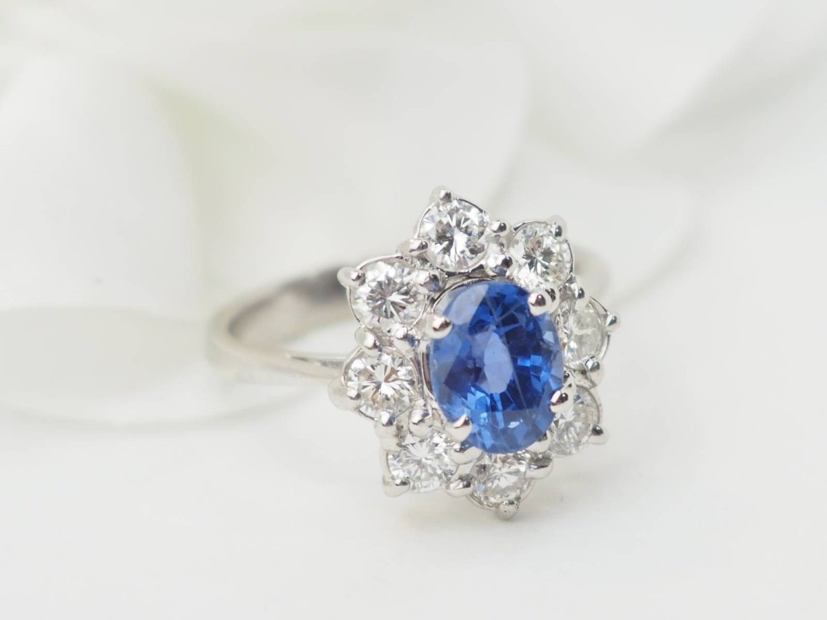 Bague entourage en or blanc, saphir et diamants - Castafiore