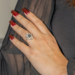 Bague entourage en or blanc, saphir et diamants - Castafiore