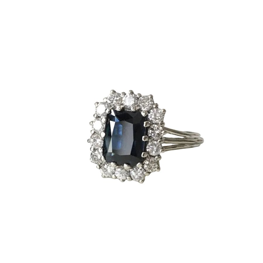 Bague Entourage en or blanc, saphir, et diamants - Castafiore