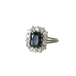Bague Entourage en or blanc, saphir, et diamants - Castafiore